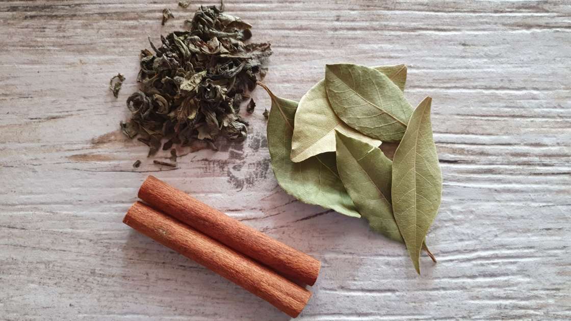 Eau avec cannelle, feuilles de laurier et thé vert, photo 11