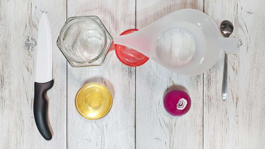 Oignon infusé dans de l'eau avec du miel pour la toux, les maux de gorge et les rhumes, photo 1