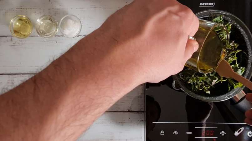 Huile d'ortie obtenue par transfert et au bain-marie, photo 3
