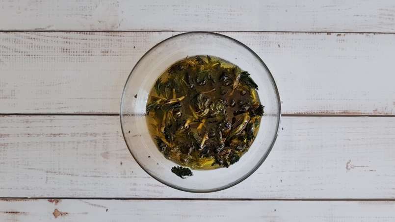 Huile d'ortie obtenue par transfert et au bain-marie, photo 8
