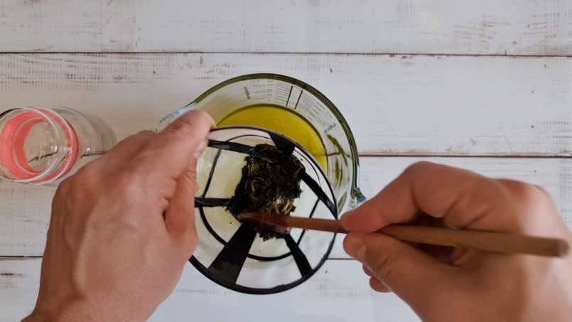 Huile d'ortie obtenue par transfert et au bain-marie, photo 14