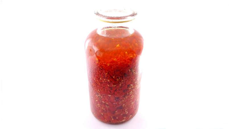Teinture de fruit d'églantier frais et écrasé dans de l'alcool, photo 2