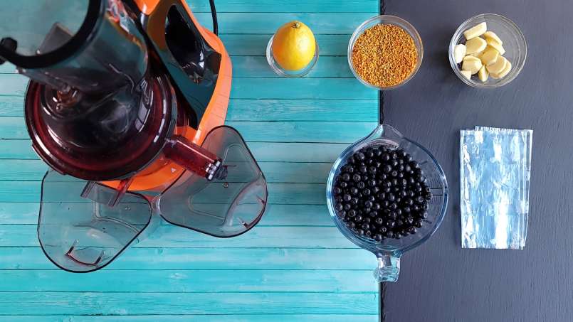 Jus d'aronia au pollen, gingembre et citron congelé en sachets de glaçons, photo 2