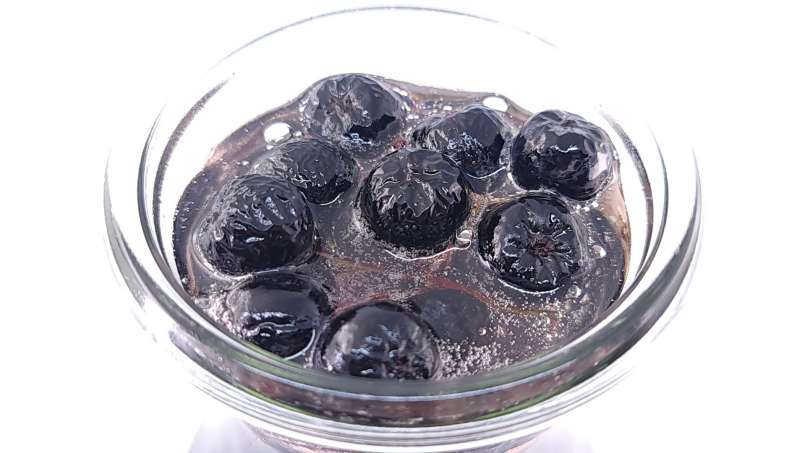 Grappes d'Aronia au miel dans un bocal, photo 4