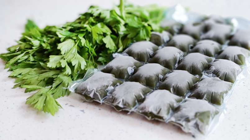 Jus de persil avec citron vert en packs de glace, photo 2