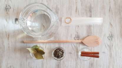 Eau avec cannelle, feuilles de laurier et thé vert