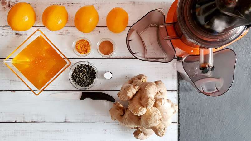 Jus de gingembre avec du miel, du citron, du thé vert, du curcuma, de la cannelle et de la menthe, photo 1