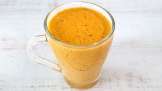 Smoothie à l'argousier avec pomme, gingembre, pollen et miel