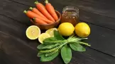 Élixir naturel pour un foie en bonne santé avec des carottes, du miel, des citrons et du pissenlit
