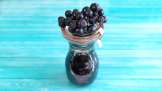 Grappes d'Aronia au miel dans un bocal